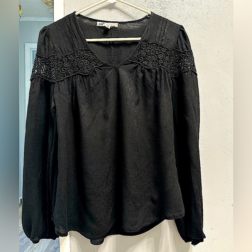 💝 Cute lace trimmed long sleeve top like new condition never worn.